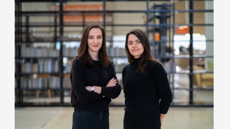 Autorské duo. Katarína Jamrišková a Ivana Stránská. Grafický design a papír jsou naše lásky už od školy. Tam se zrodilo Radikální rámařství, rámujte s námi.